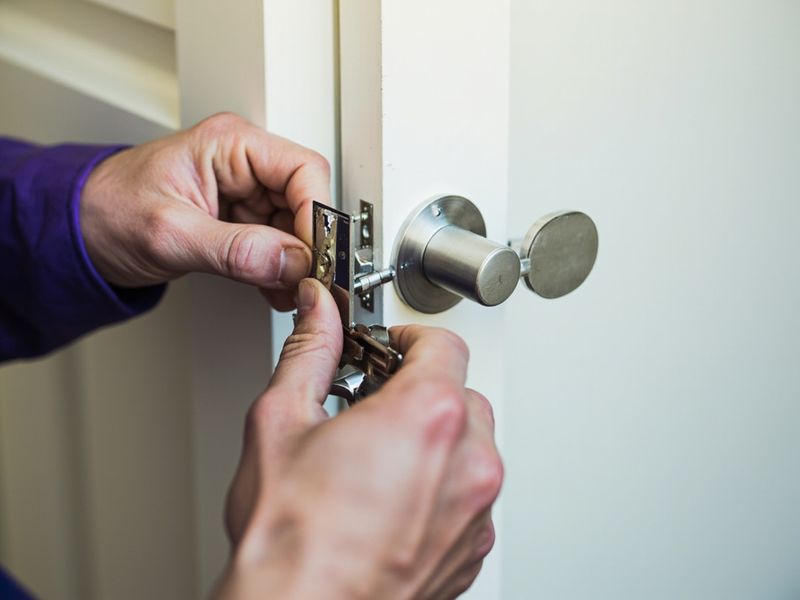 Pose d'un cylindre de serrure neuf sur une porte blanche